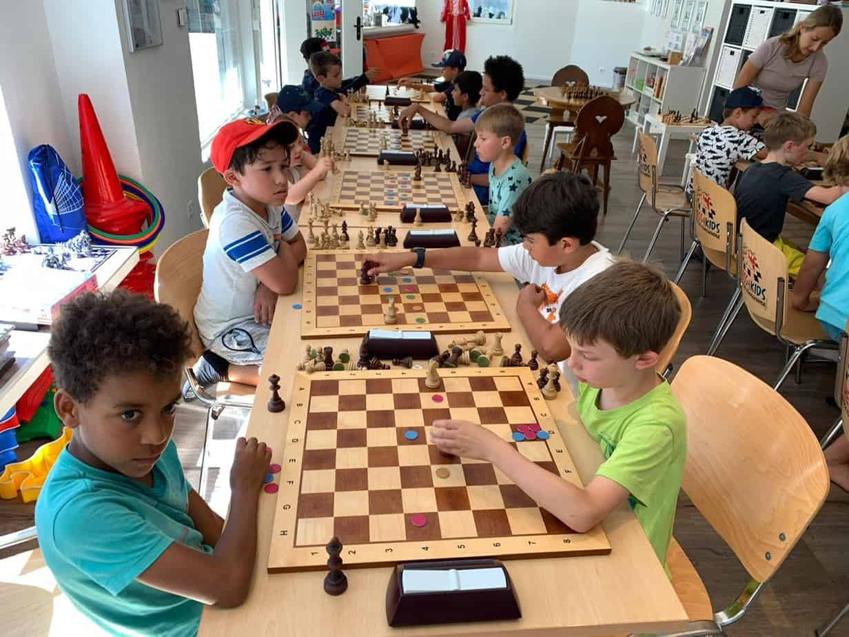 Gruppe von Kindern bei einem Schachturnier