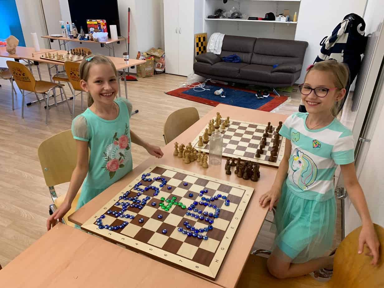2 Mädchen haben