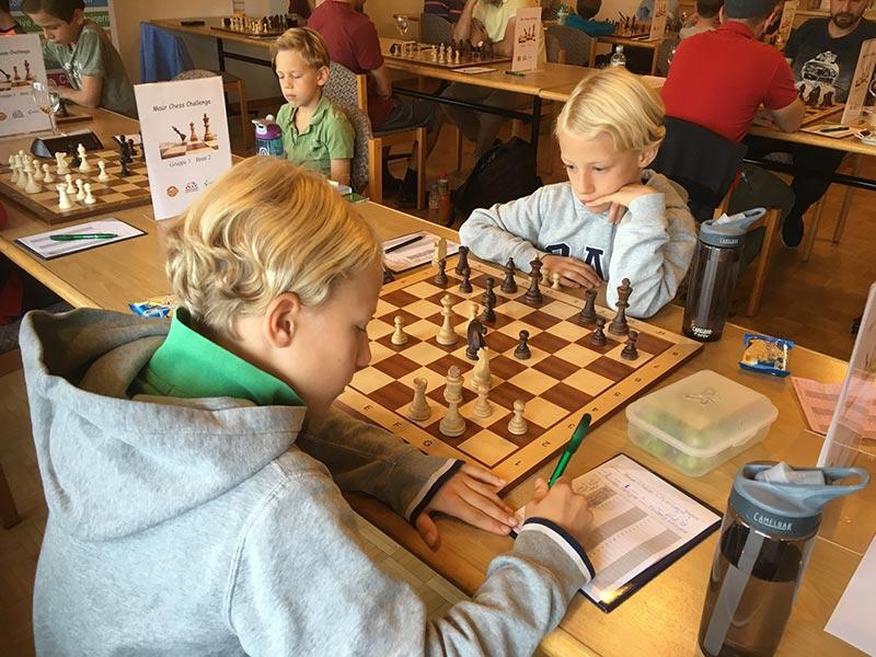 Kinder spielen eine Schachturnierpartie